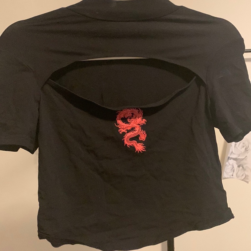 Black dragon cropped tshirt